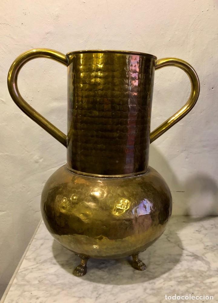 Antig&uuml;edades: JARRON VIOLETERO DE LATON REPUJADO 45 CM - Foto 4
