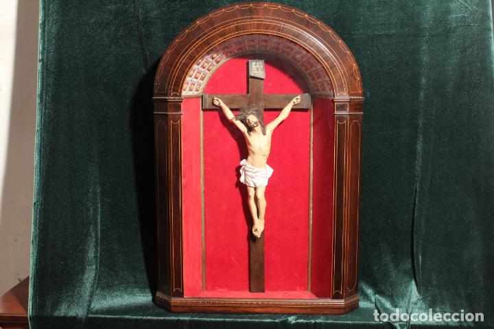 Antig&uuml;edades: capilla hornacina con cristo de madera - Foto 1