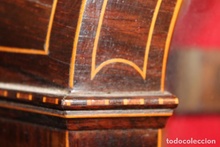 Antig&uuml;edades: capilla hornacina con cristo de madera - Foto 2