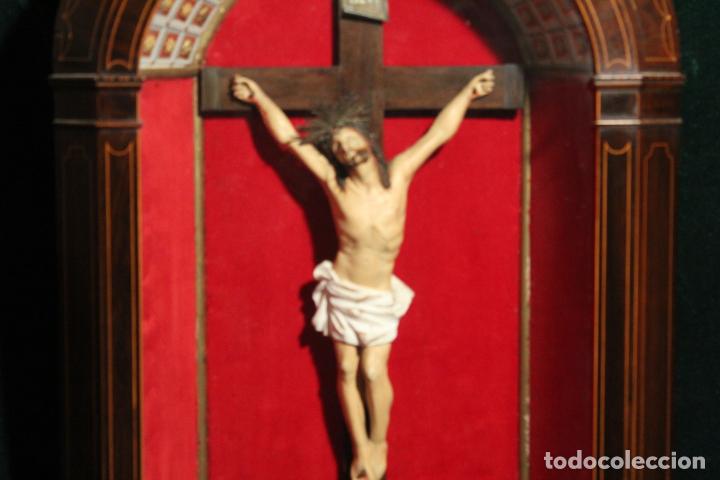 Antig&uuml;edades: capilla hornacina con cristo de madera - Foto 3