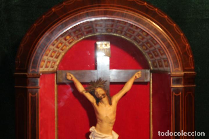 Antig&uuml;edades: capilla hornacina con cristo de madera - Foto 4