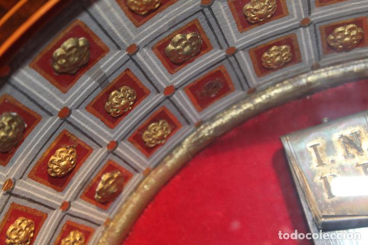 Antig&uuml;edades: capilla hornacina con cristo de madera - Foto 8