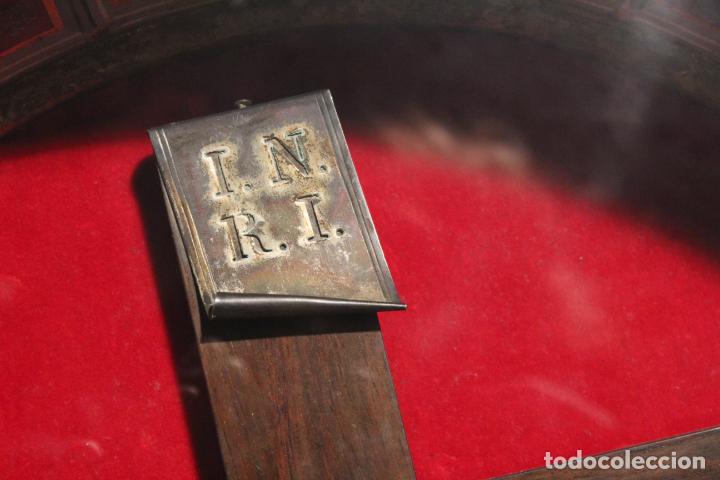 Antig&uuml;edades: capilla hornacina con cristo de madera - Foto 9