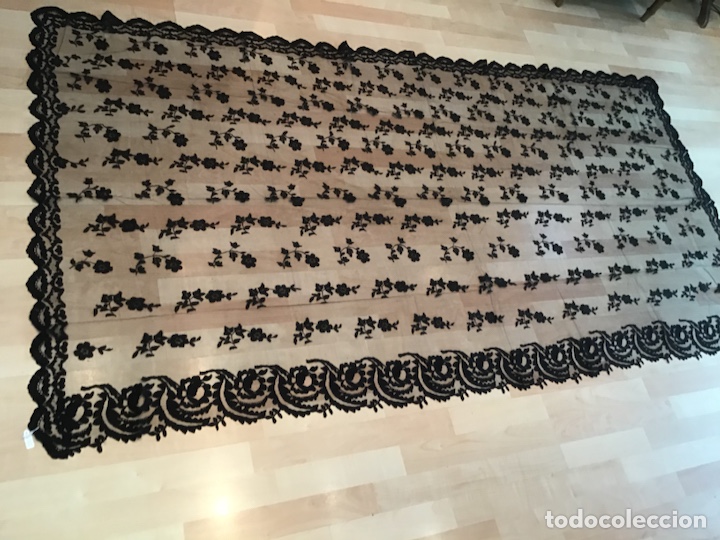Antig&uuml;edades: Mantilla negra blonda - Foto 1