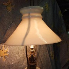 Antigüedades: LAMPARA QUINQUE OPALINA. Lote 142411670