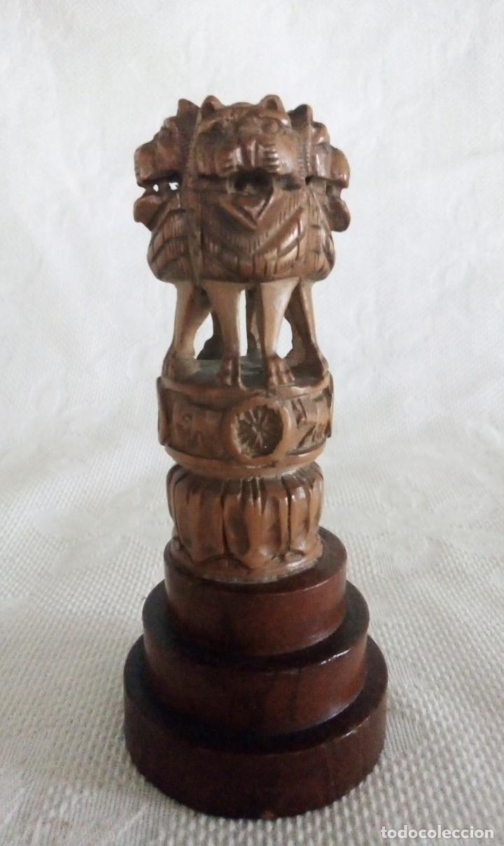 Oggetti Antichi: TALLA MADERA S&Iacute;MBOLO DE LA INDIA - CUATRO LEONES.