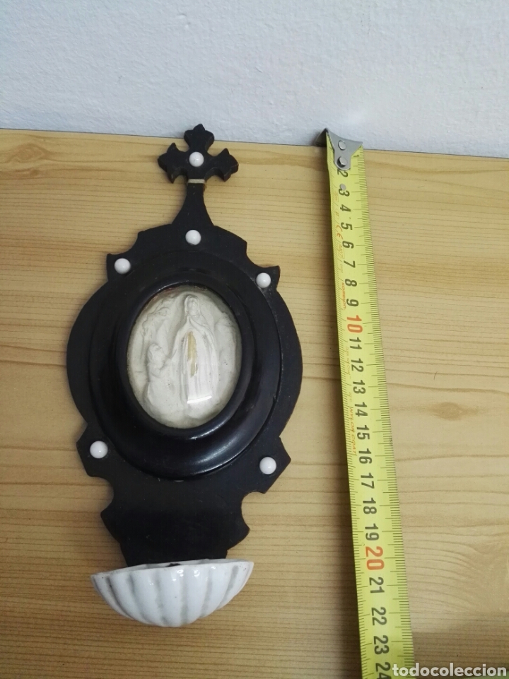 Antig&uuml;edades: Pila baptismal de madera con centro blanco con Virgen rezando - Foto 1