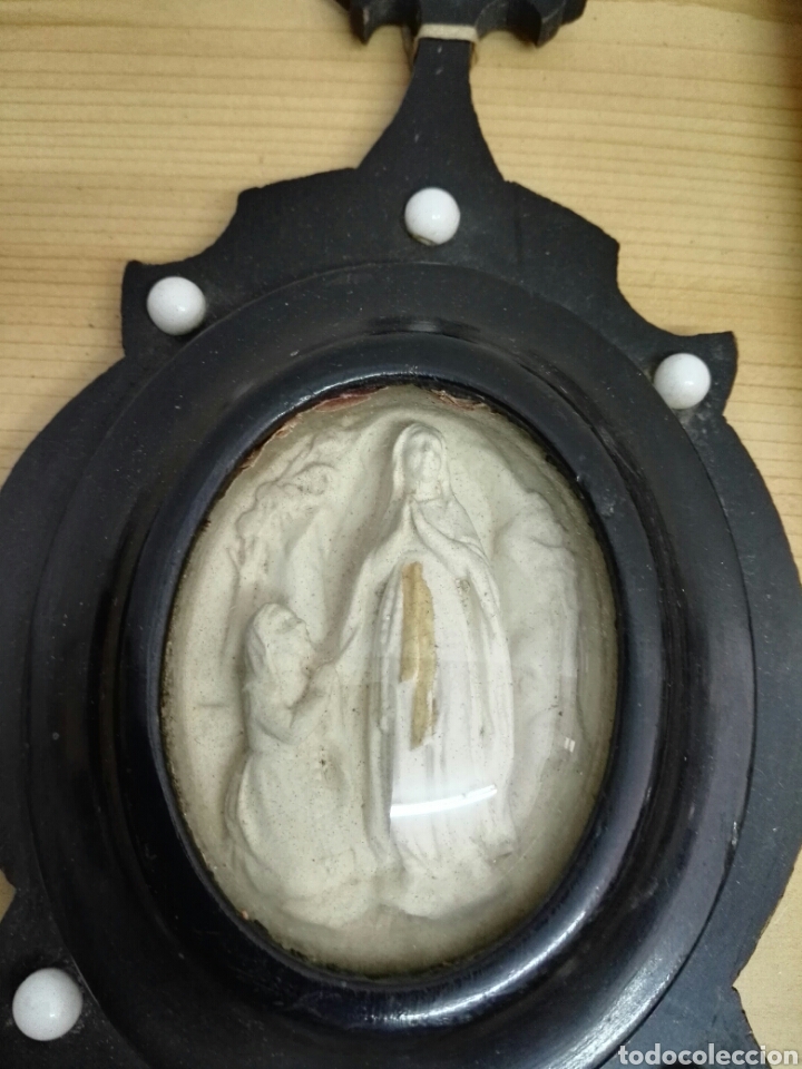 Antig&uuml;edades: Pila baptismal de madera con centro blanco con Virgen rezando - Foto 2