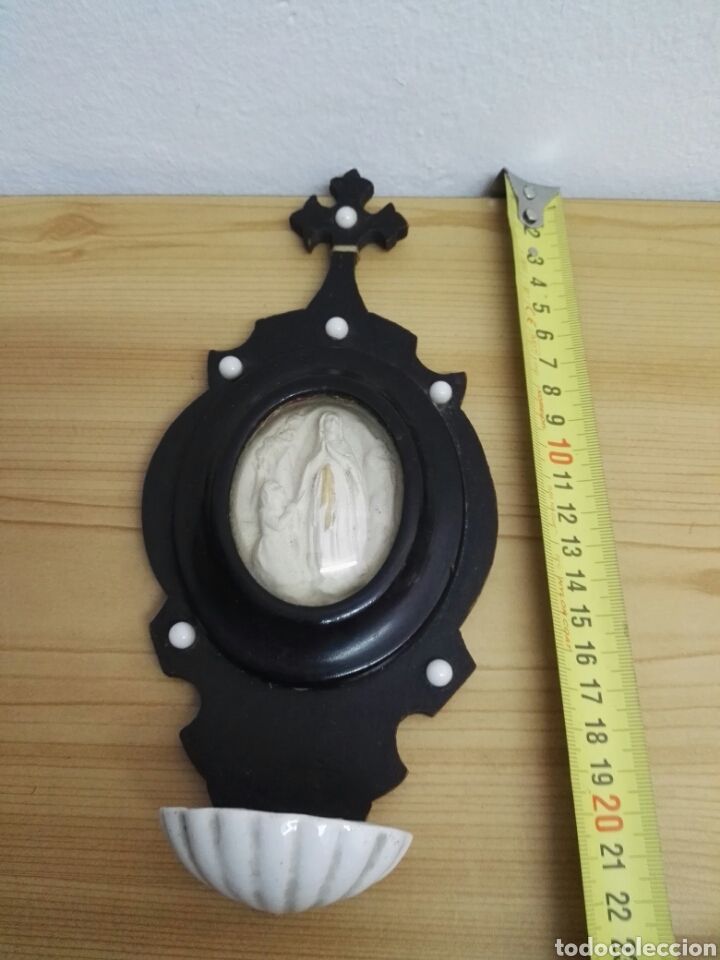 Antig&uuml;edades: Pila baptismal de madera con centro blanco con Virgen rezando - Foto 3