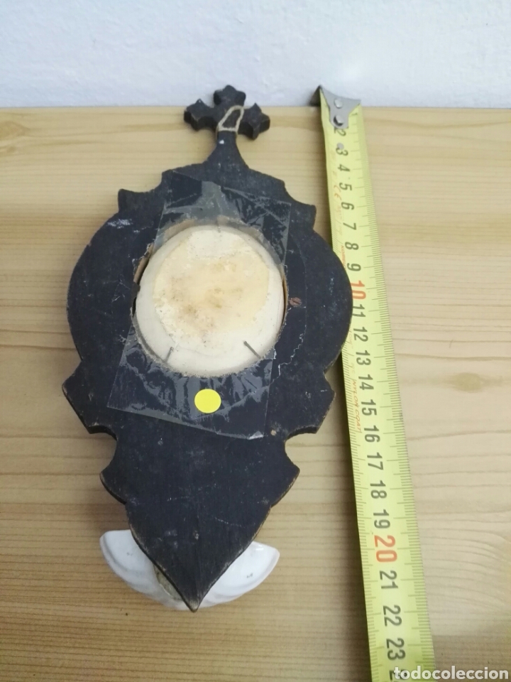 Antig&uuml;edades: Pila baptismal de madera con centro blanco con Virgen rezando - Foto 4