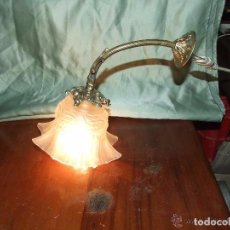 Antigüedades: LAMPARA, APLIQUE UNA LUZ DE BRONCE Y TULIPA DE VIDRIO TRANSPARENTE SATINADO. Lote 142581522
