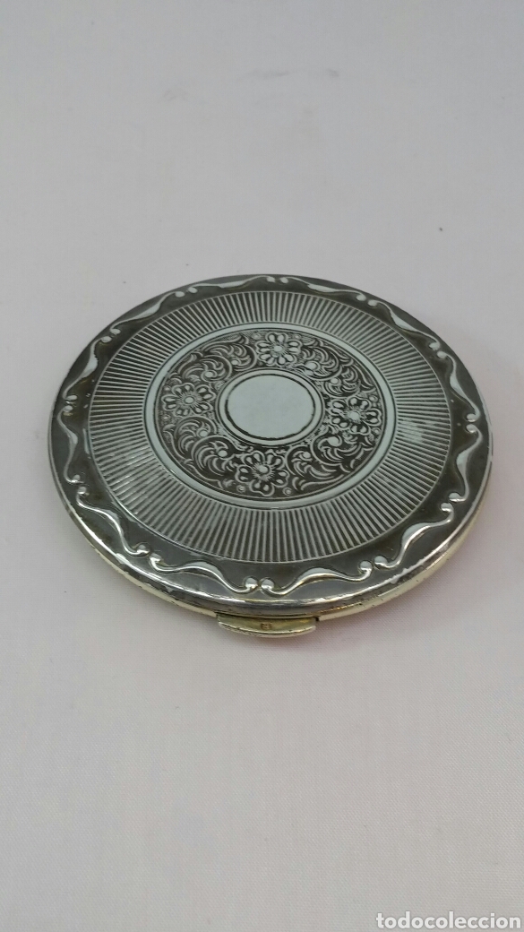 Antig&uuml;edades: Antigua polvera Kigu de plata punzonada - Foto 1