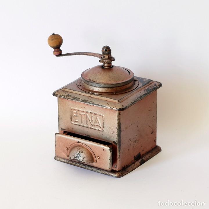Oggetti Antichi: Molinillo de metal para caf&eacute;. Marca Etna. Made in Spain. Mide 15 x 12,5 cm. Estado normal