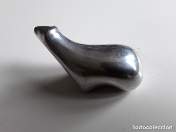 Antiquit&auml;ten: Escultura figura de un animal en metal pulido. Firmada y numerada en la base