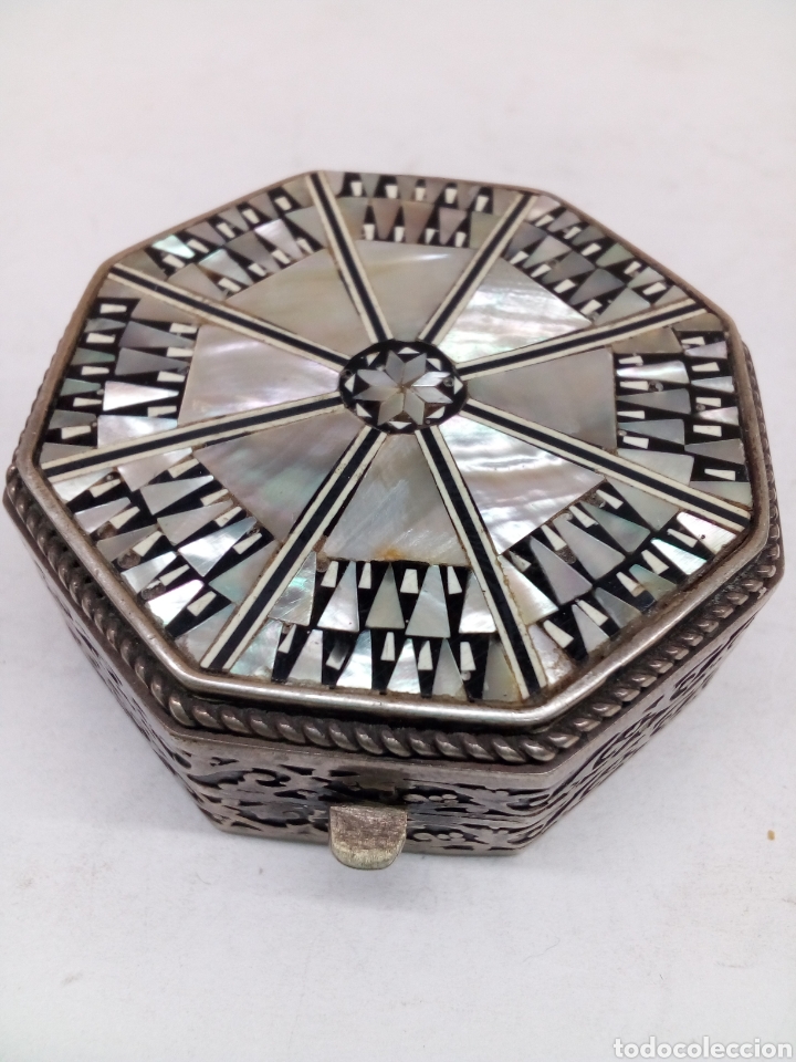 Antig&uuml;edades: Caja de Plata con incrustaciones nacar y calado con esmalte