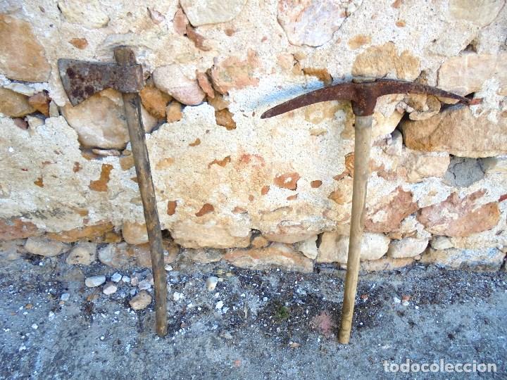 Antig&uuml;edades: ANTIGUO CONJUNTO DE HACHA Y PICO DE FORJA - Foto 1