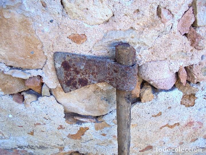 Antig&uuml;edades: ANTIGUO CONJUNTO DE HACHA Y PICO DE FORJA - Foto 3