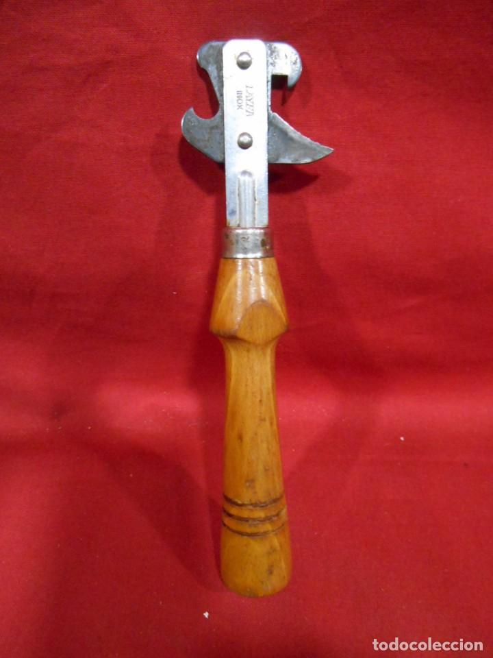 Antig&uuml;edades: ABRELATAS ANTIGUO CON MANGO MADERA - Foto 1