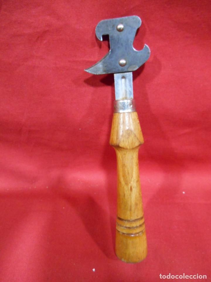 Antig&uuml;edades: ABRELATAS ANTIGUO CON MANGO MADERA - Foto 2