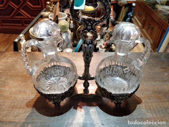 Antig&uuml;edades: Vinagrera, de principios de S. XX, en cristal tallado con soporte de metal plateado.