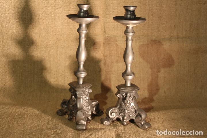 Antig&uuml;edades: PAREJA DE CANDELEROS DE ESTA&Ntilde;O - Foto 1