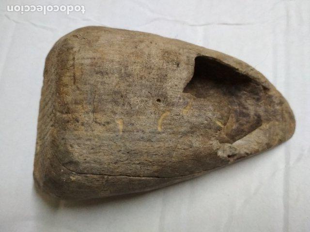 Antig&uuml;edades: ANTIGUA ZOQUETA DE MADERA - Foto 2