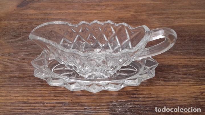 Antig&uuml;edades: Salsera de cristal con bandeja compa&ntilde;era