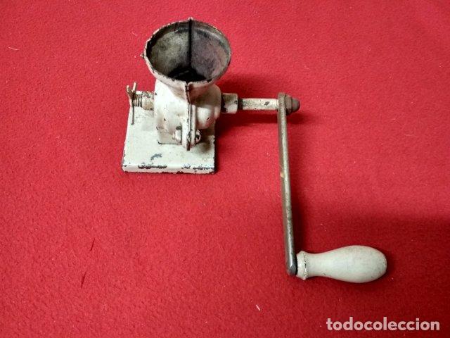 ANTIGUO PEQUE&Ntilde;O MOLINILLO DE CAF&Eacute; MURAL