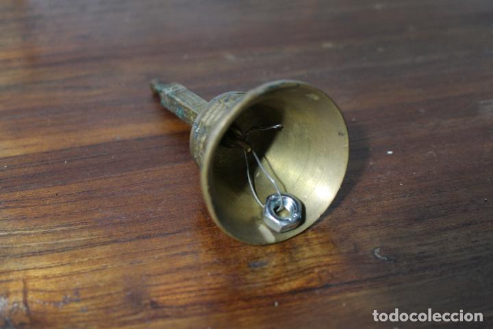 Antig&uuml;edades: campana de mano en bronce - Foto 2