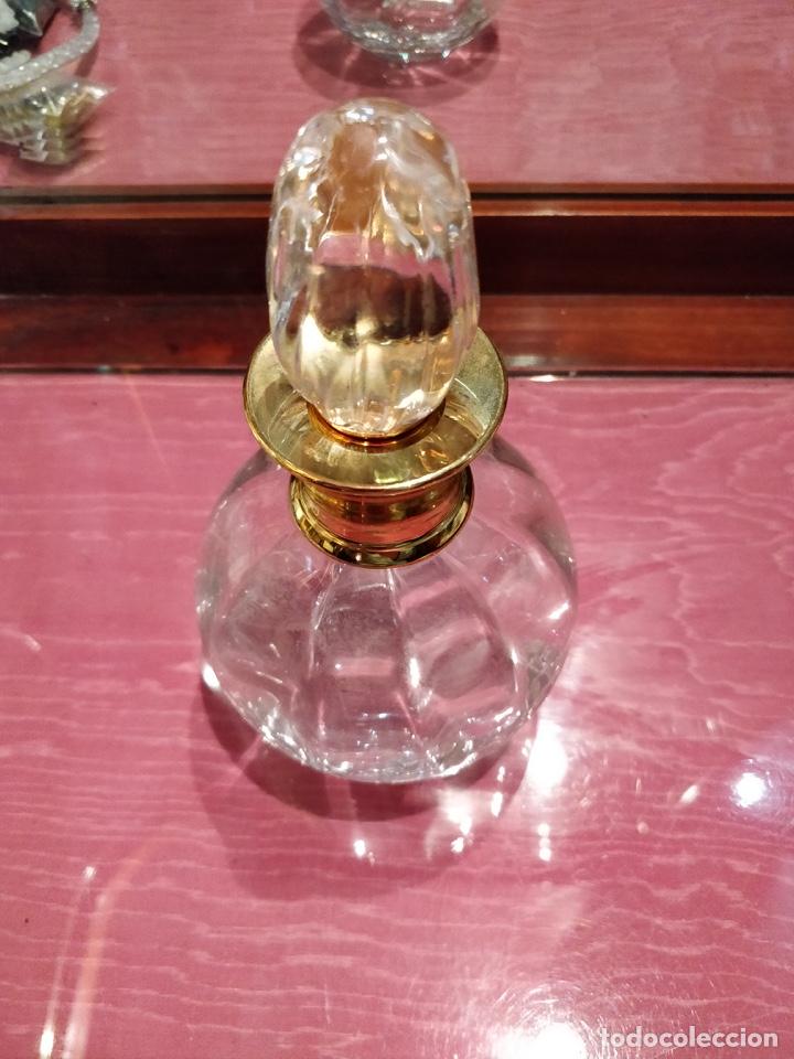 Antiques: Elegante Botella de cristal con cuello dorado , 18cm de altura