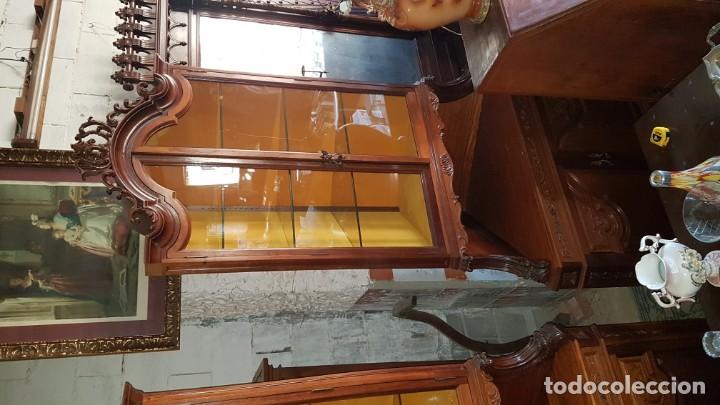 Antig&uuml;edades: Pareja de vitrinas rinconeras - Foto 1