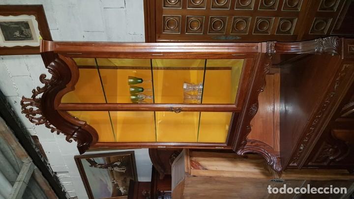 Antig&uuml;edades: Pareja de vitrinas rinconeras - Foto 3