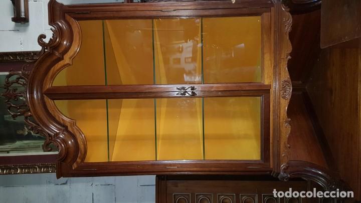 Antig&uuml;edades: Pareja de vitrinas rinconeras - Foto 4
