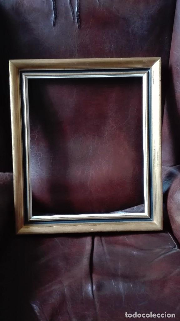 Antig&uuml;edades: Marco de madera dorado con ribete negro y blanco - Foto 1