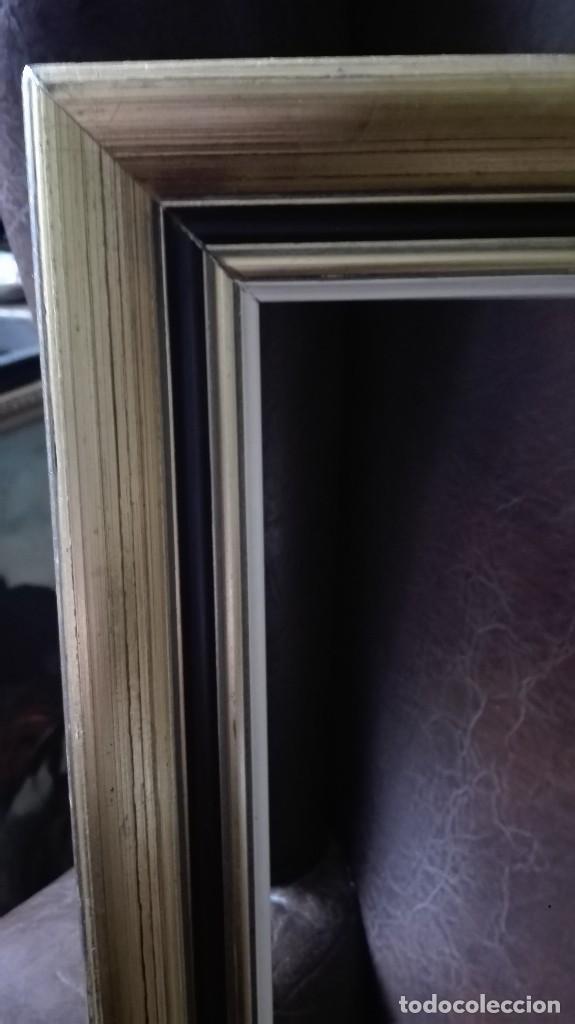 Antig&uuml;edades: Marco de madera dorado con ribete negro y blanco - Foto 2