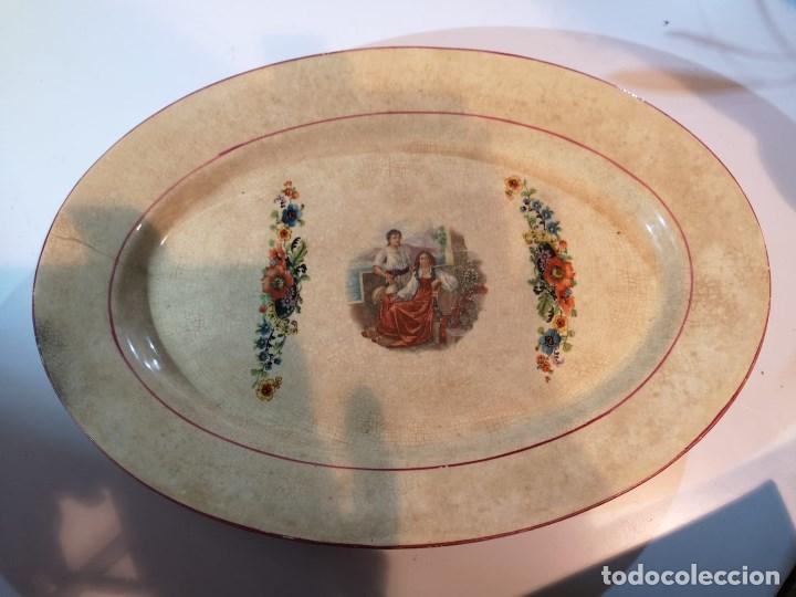 Oggetti Antichi: FUENTE ANTIGUA FLORES Y FIGURA DE PAREJA 30 CMS. DE DIAMETRO