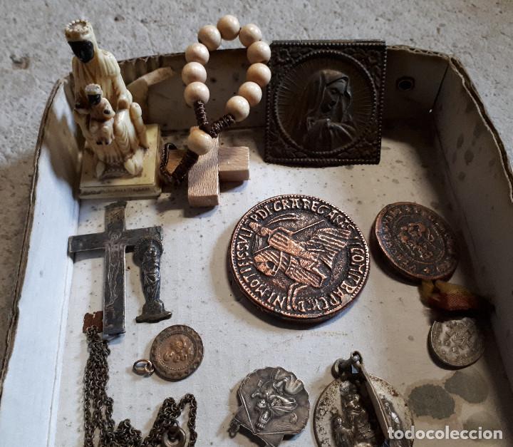 Antig&uuml;edades: Lote de varias piezas religiosas - Foto 2