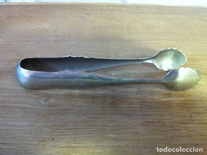 Oggetti Antichi: Antigua pinza para servir pan o hielo. En metal plateado e iniciales grabadas. Mediados s.XX.