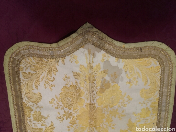 Antig&uuml;edades: CAPILLO DE SEDA BROCADA CON GAL&Oacute;N DORADO. - Foto 2