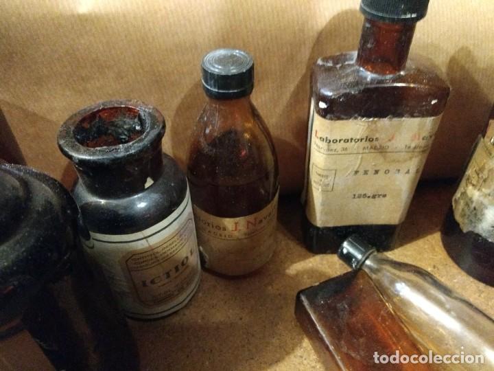 Antigüedades: Lote de 12 frascos antiguos de Farmacia Aceite de Ricino, enebro, Ictiol, Laboratorios J. Navarro .. - Foto 5 - 144381114
