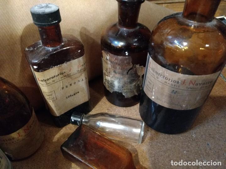 Antigüedades: Lote de 12 frascos antiguos de Farmacia Aceite de Ricino, enebro, Ictiol, Laboratorios J. Navarro .. - Foto 6 - 144381114