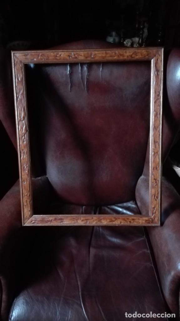 Antig&uuml;edades: Marco de madera con greca tallada e interior dorado - Foto 1