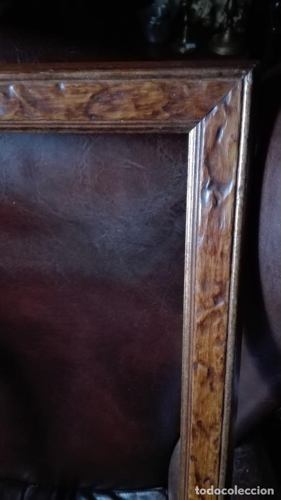 Antig&uuml;edades: Marco de madera con greca tallada e interior dorado - Foto 2