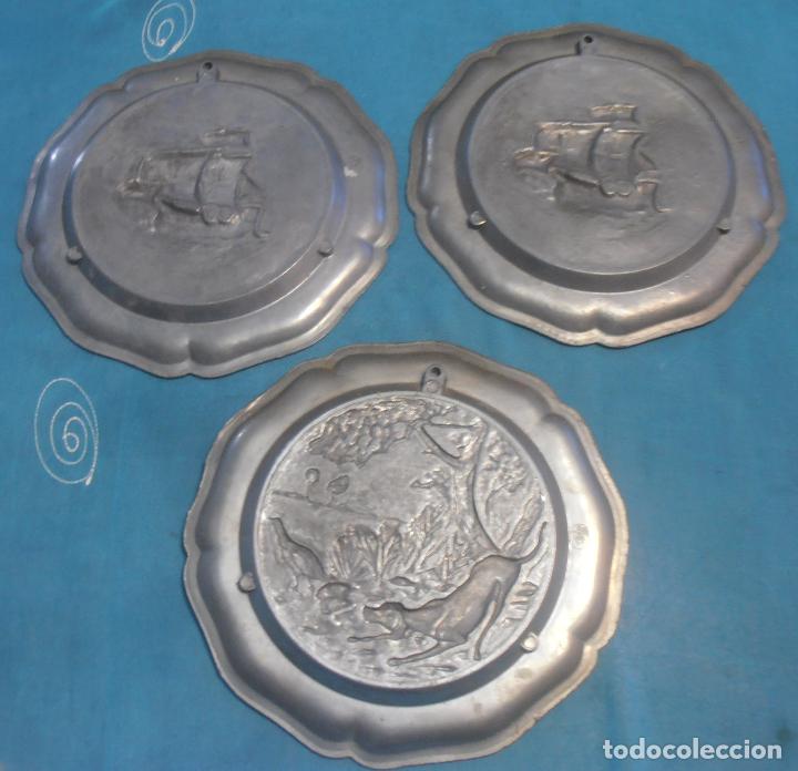 Antig&uuml;edades: TRES PLATOS DE METAL - Foto 7