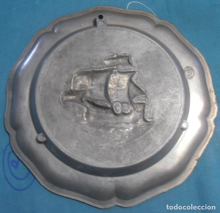 Antig&uuml;edades: TRES PLATOS DE METAL - Foto 8