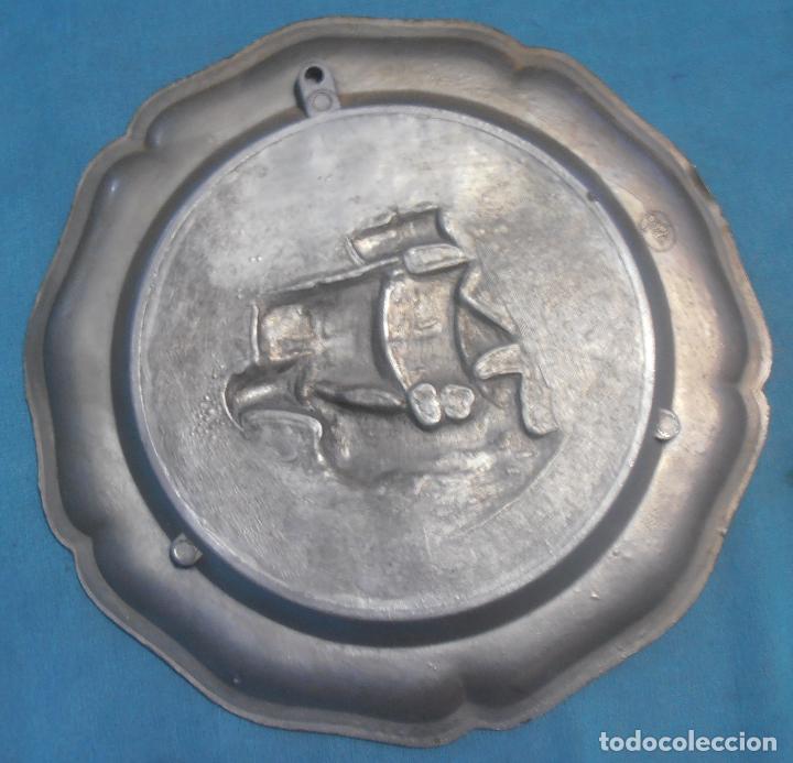 Antig&uuml;edades: TRES PLATOS DE METAL - Foto 9