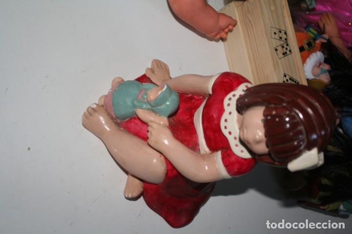 Antig&uuml;edades: figura de ni&ntilde;a sentada - Foto 1