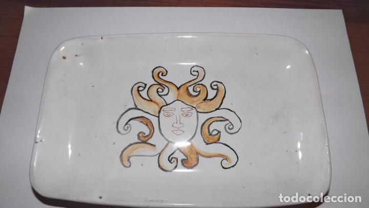 Antig&uuml;edades: BANDEJA de ceramica toledana - Foto 1