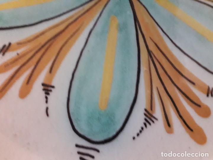 Antig&uuml;edades: Plato de cer&aacute;mica de Talavera - Foto 3
