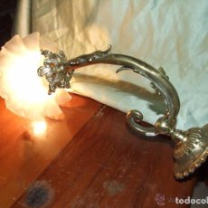 Antigüedades: LAMPARA, APLIQUE UNA LUZ DE BRONCE Y TULIPA DE VIDRIO SATINADO. Lote 144993698